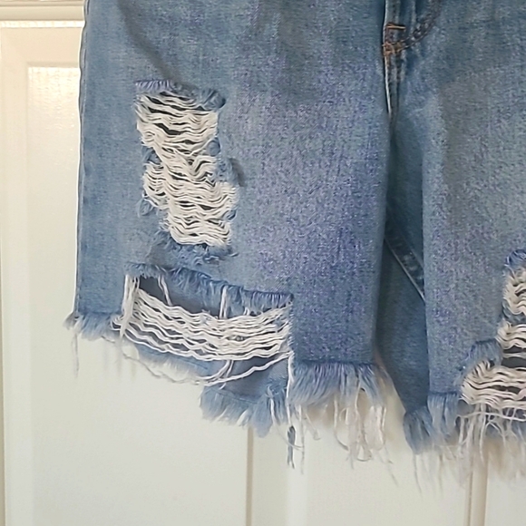 H&M distressed jean shorts - Picture 3 of 6